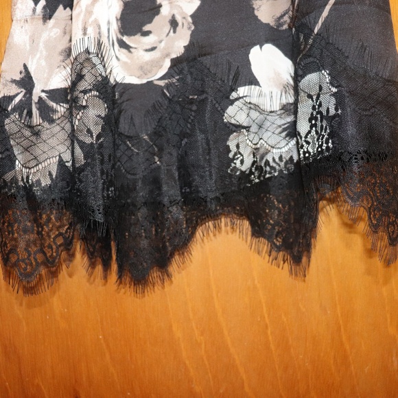Black silk camisole with lace ruffle - Picture 3 of 3